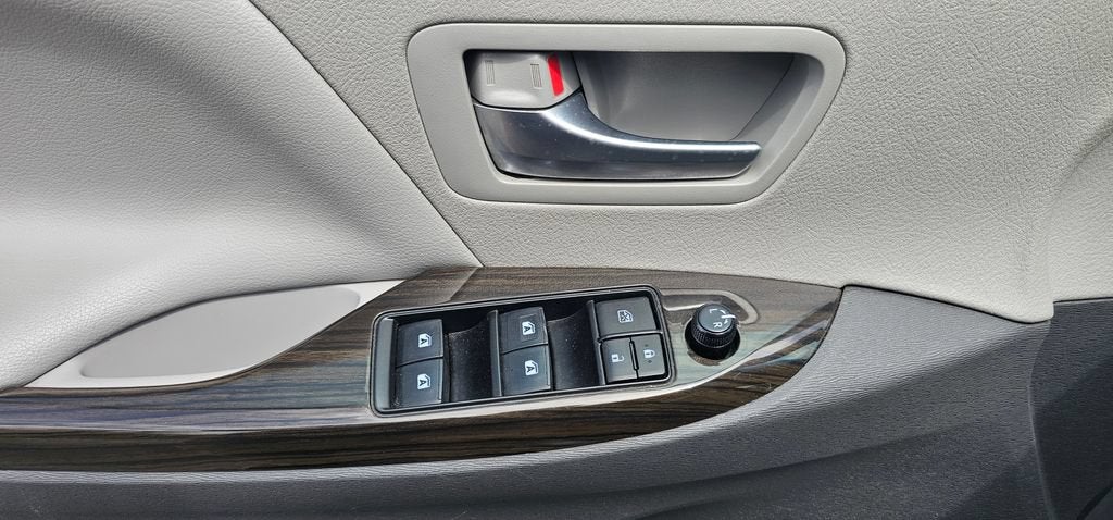2017 Toyota Sienna XLE 8 Passenger