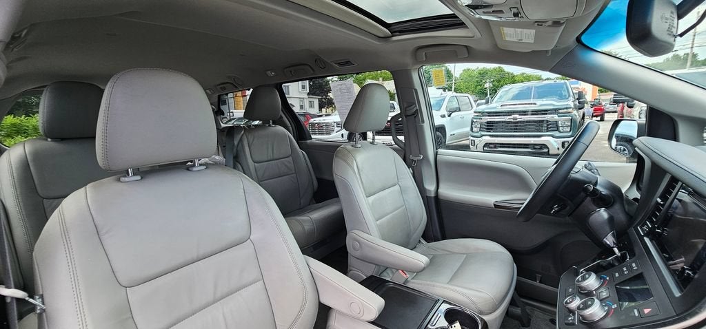 2017 Toyota Sienna XLE 8 Passenger